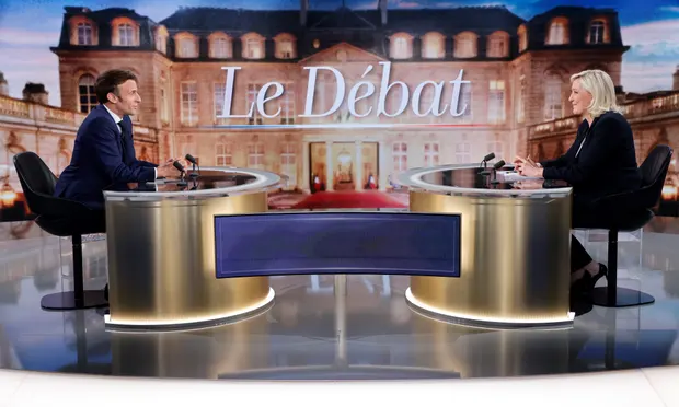 Эммануэль Макрон и Марин Ле Пен во время двухчасовых теледебатов в прямом эфире. Фотография: Людовик Марин/EPA.