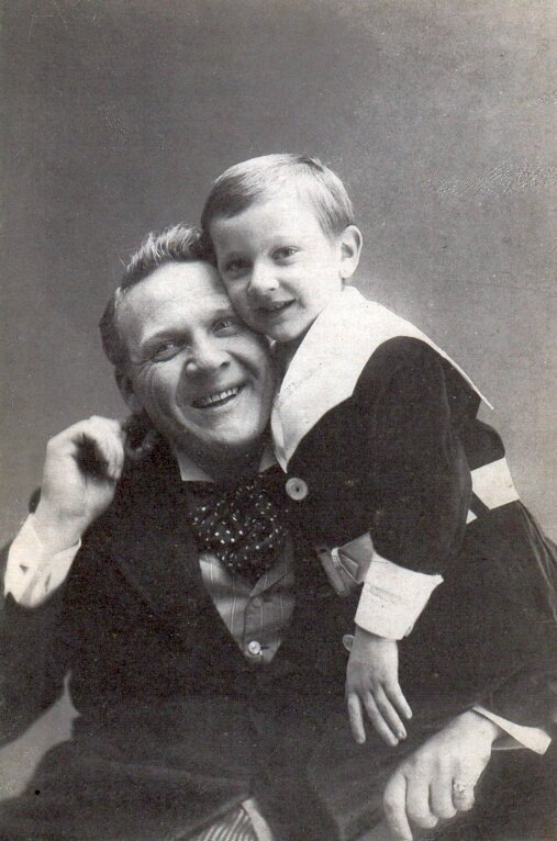 С сыном Борисом. Фото 1911 года.