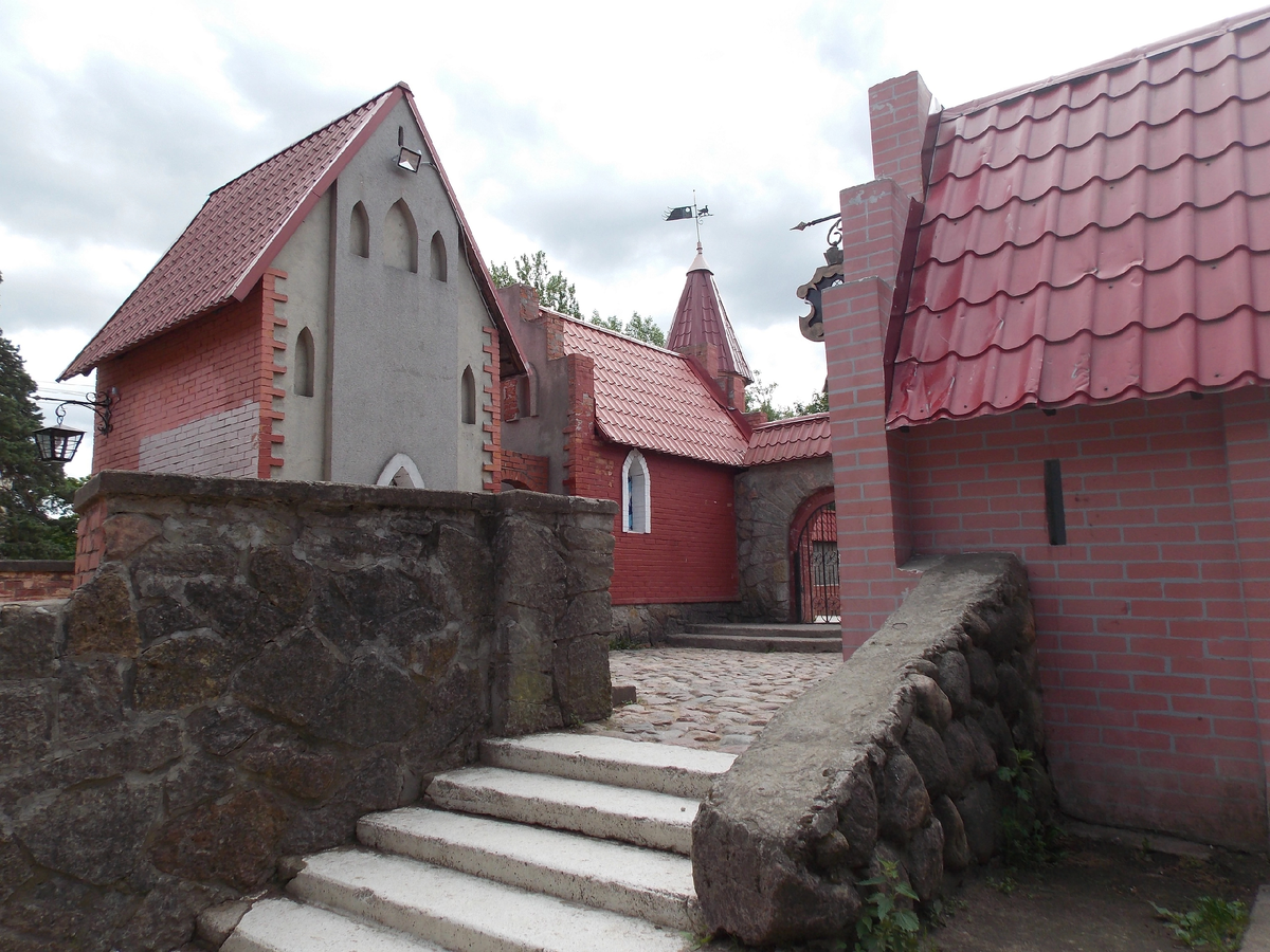 Первоначально на холме на улице Солнечной по указанию ВНИПИЭТ была сооружена лишь детская дорога, строительство детского игрового комплекса не предполагалось. В 1975 году архитектору Юрию Тимофеевичу Савченко было предложено обустроить данное место. Было решено, по аналогии с Малой Копорской крепостью во втором микрорайоне, создать в третьем микрорайоне детский игровой комплекс «Вышгород»в прибалтийском стиле.Позднее при содействии сосновоборского журналиста Карла Ренделя комплекс было решено посвятить 175-летию сказочника Ханса Кристиана Андерсена.Возведение началось в 1975 году, однако после постройки кафе и ворот строительство было прекращено на несколько лет. Продолжить его удалось благодаря усилиям первого секретаря горкома КПСС Л. А. Перекрёстова.Строительством руководил И. И. Семыкин. В строительстве принимали участие военные, а также комсомольская молодёжь.Открытие состоялось 1 июня 1980 года. Андерсенград охраняется государством . 