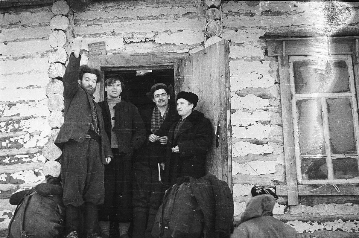 Лесорубы и рюкзаки туристов из группы Игоря Дятлова.