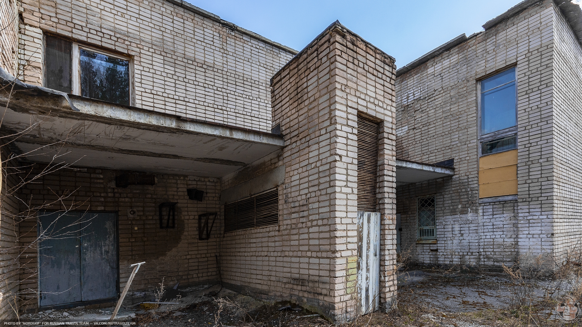 Заброшенный пионерский лагерь «Орлёнок» на Урале. Им конца и края не видно, сколько же их всего?16