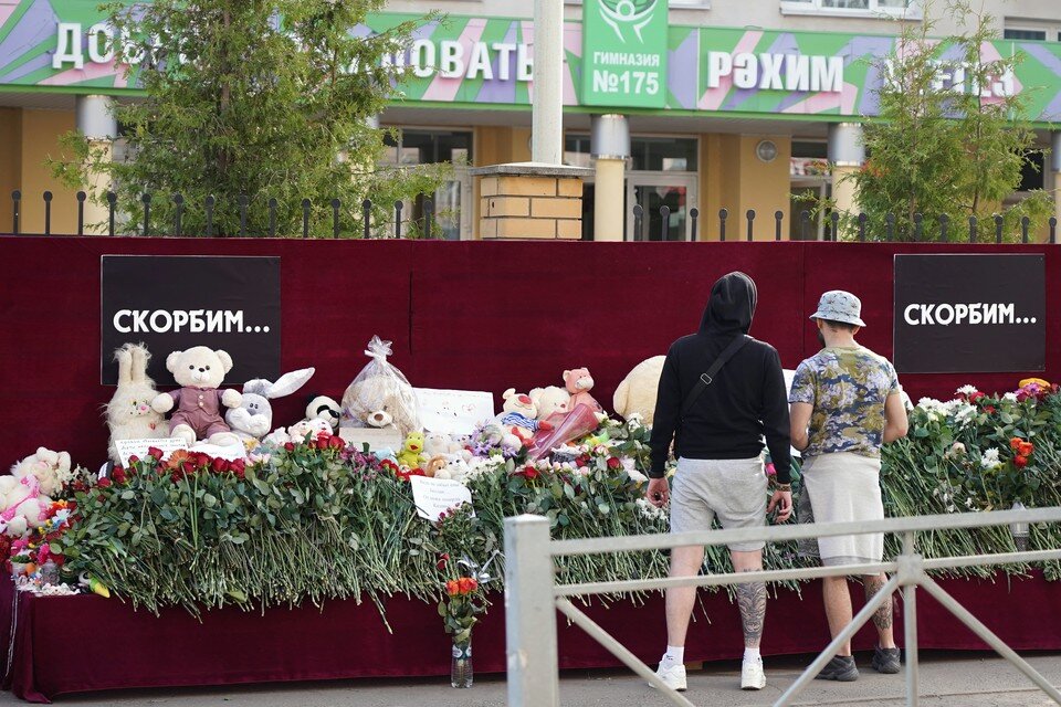    Трагедия в Казани унесла жизни детей и учителей. Фото: Максим Зарецкий/ТАСС