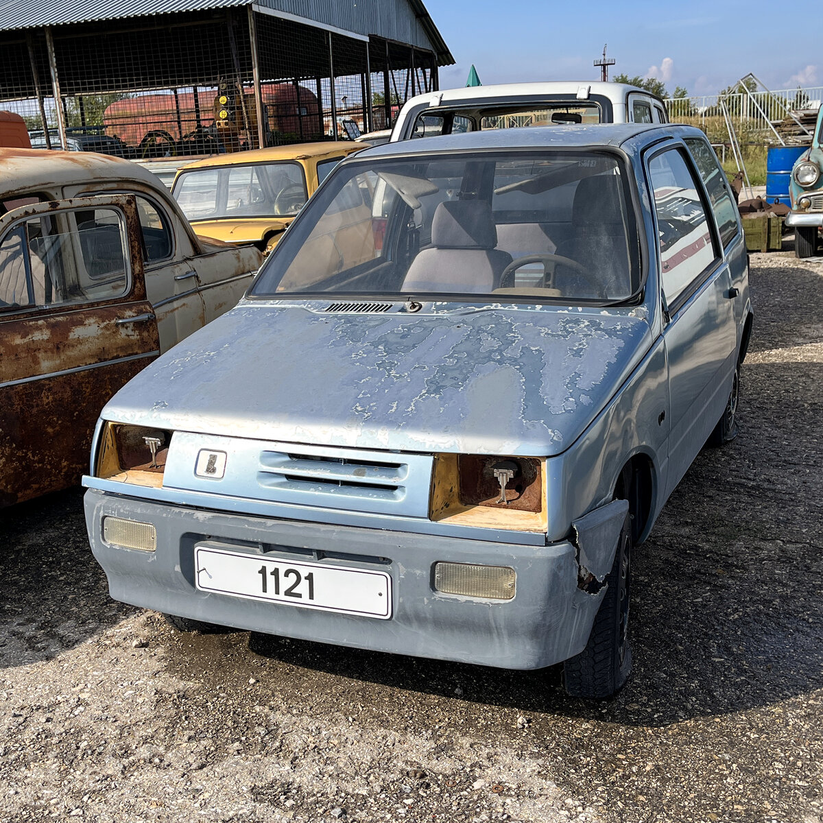 Кажется, будто бы спереди ЕлАЗ повторяет Оку, но НЕТ. Мордочка у ЕлАЗ-1121 полностью своя. Бампер, решётка, крылья и капот, это оригинальные детали.