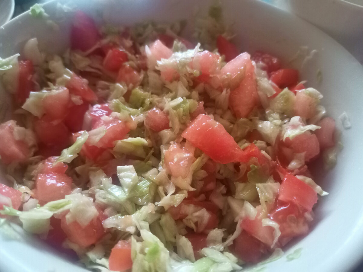 Салат из свежей капусты с помидорами и растительным маслом, салат из овощей, меню на день, про нашу жизнь, что готовить 