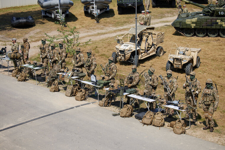    По словам офицера Алексея Олексюка, все украинские инструкторы находятся на передовой, ранены или погибли