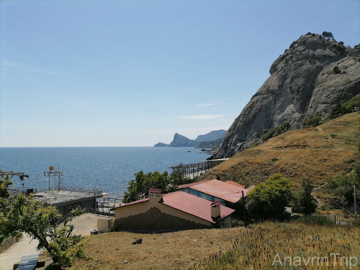 Слева - Судакская крепость. Вдали - мыс Капчик. 44.839804, 34.954120 - координаты точки, откуда сделано это фото 