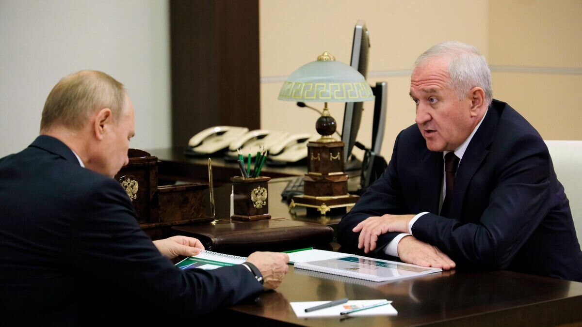    Президент РФ Владимир Путин и руководитель Федеральной таможенной службы Владимир Булавин во время встречи© РИА Новости / Евгений Паулин