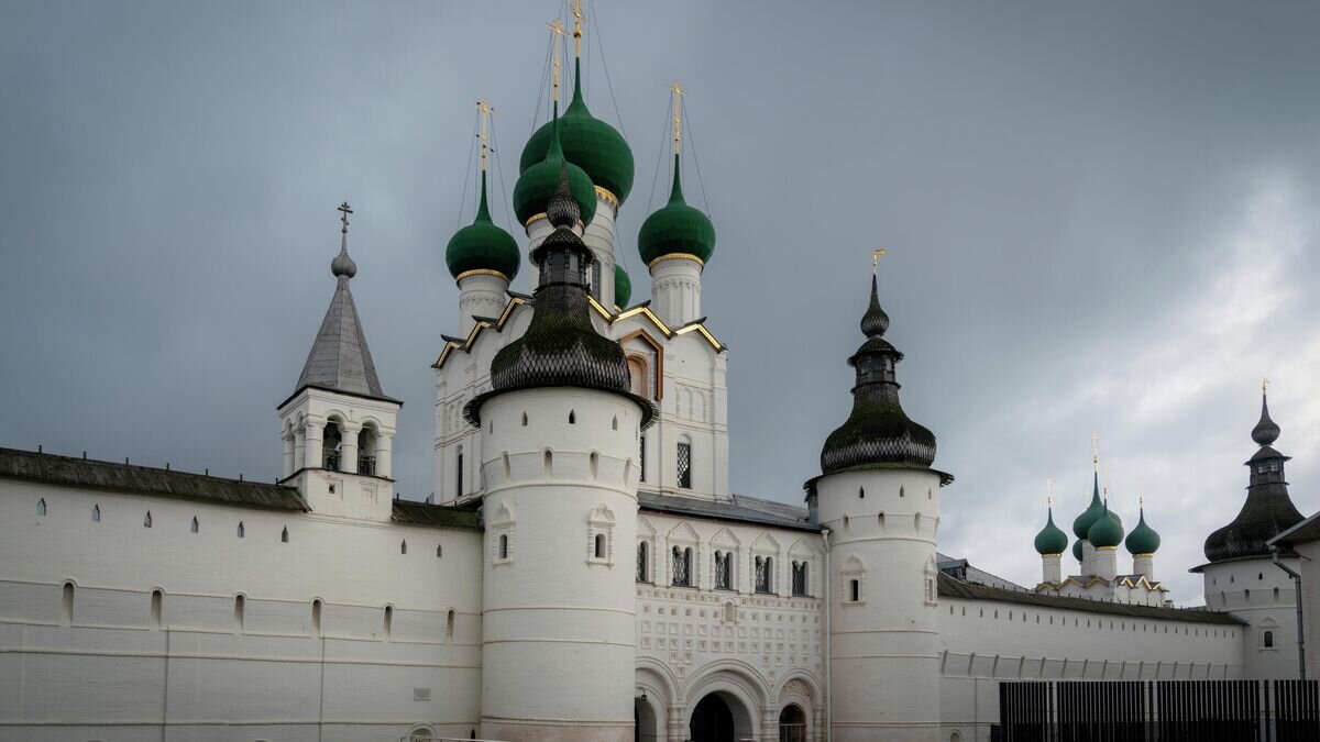    Вид на вход в Ярославский Кремль© Depositphotos.com / UlaUlachka