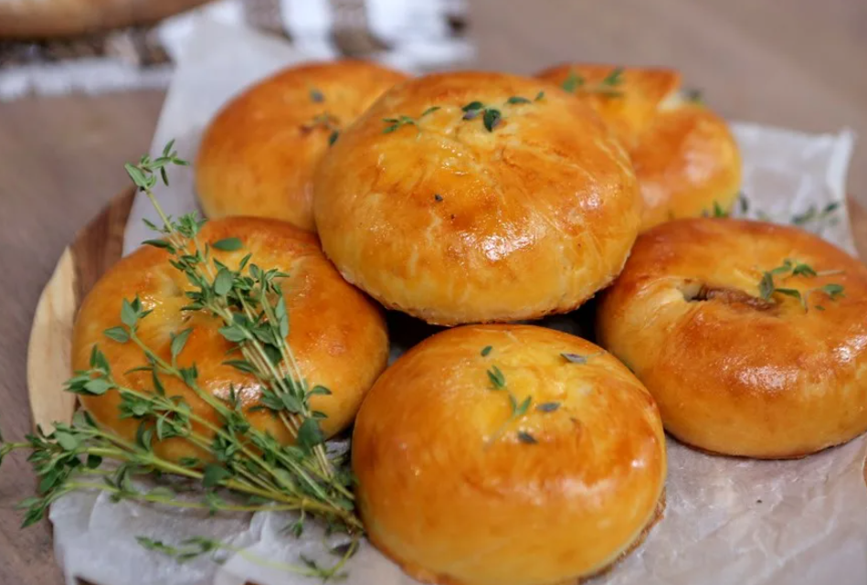 Кныш слоистые пирожки. Кныш пирожок белорусский. Кныш. Кныш пирожок белорусский. Белорусская выпечка национальная кныши.