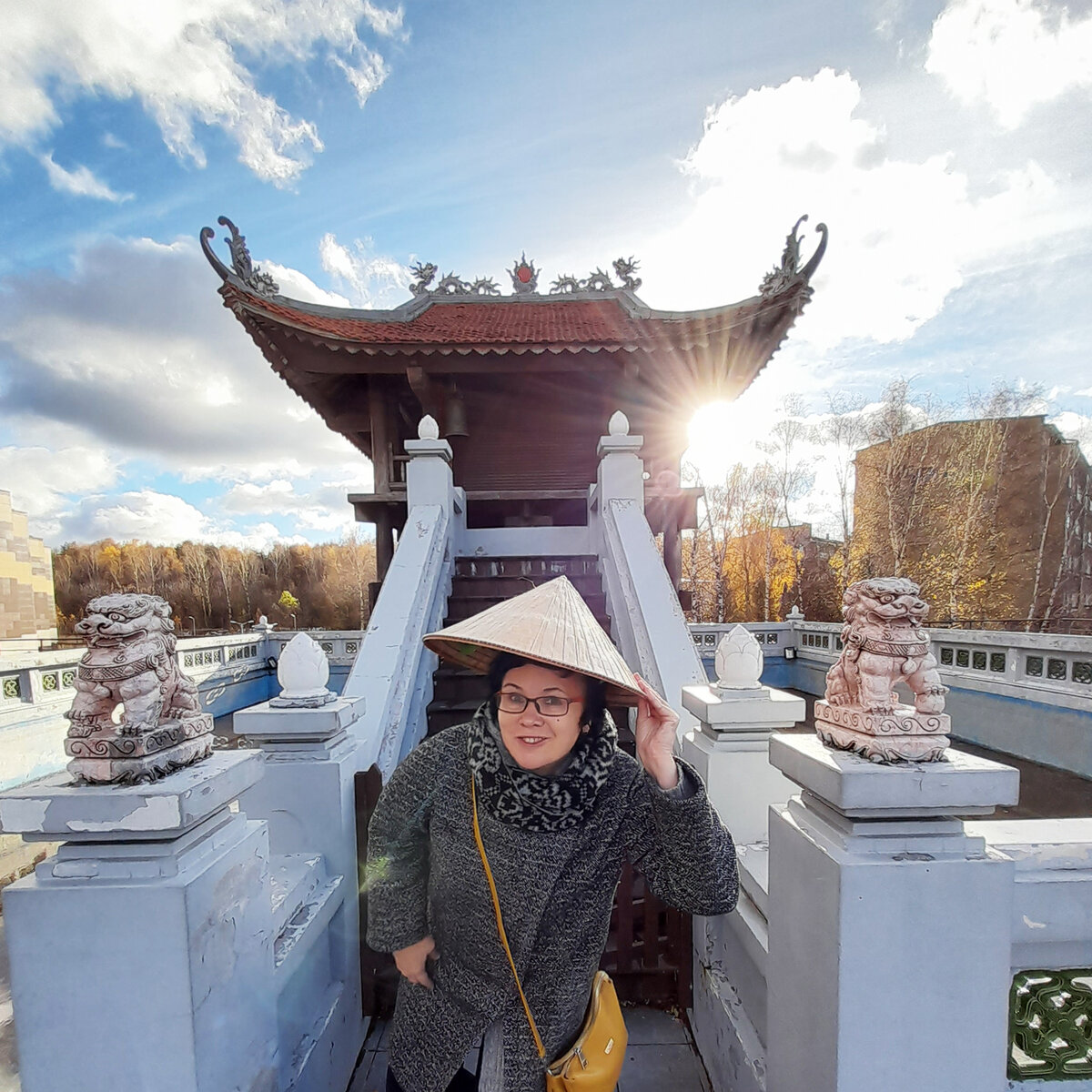 На территории стоит легендарная Пагода на одном столбе (Тюа-Мот-Кот), точнее, её копия. Вторую такую мы видели в Ханое. Листайте карусель, там есть фото.