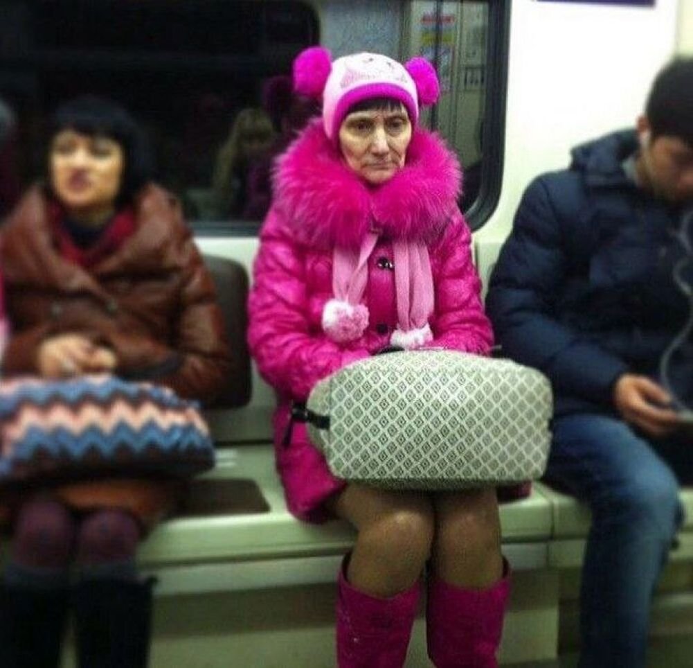 Бабка в розовом в метро
