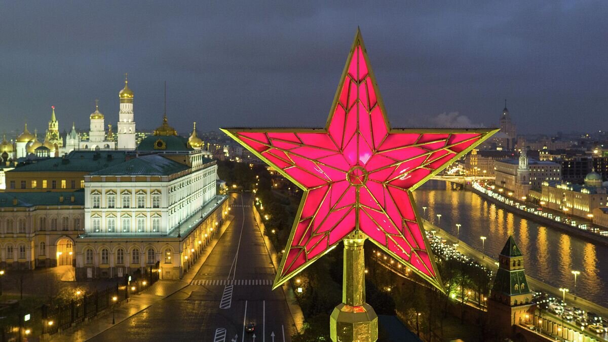    Звезда на Водовзводной башне Московского Кремля© РИА Новости / Алексей Дружинин/Антон Денисов/Пресс-служба президента РФ