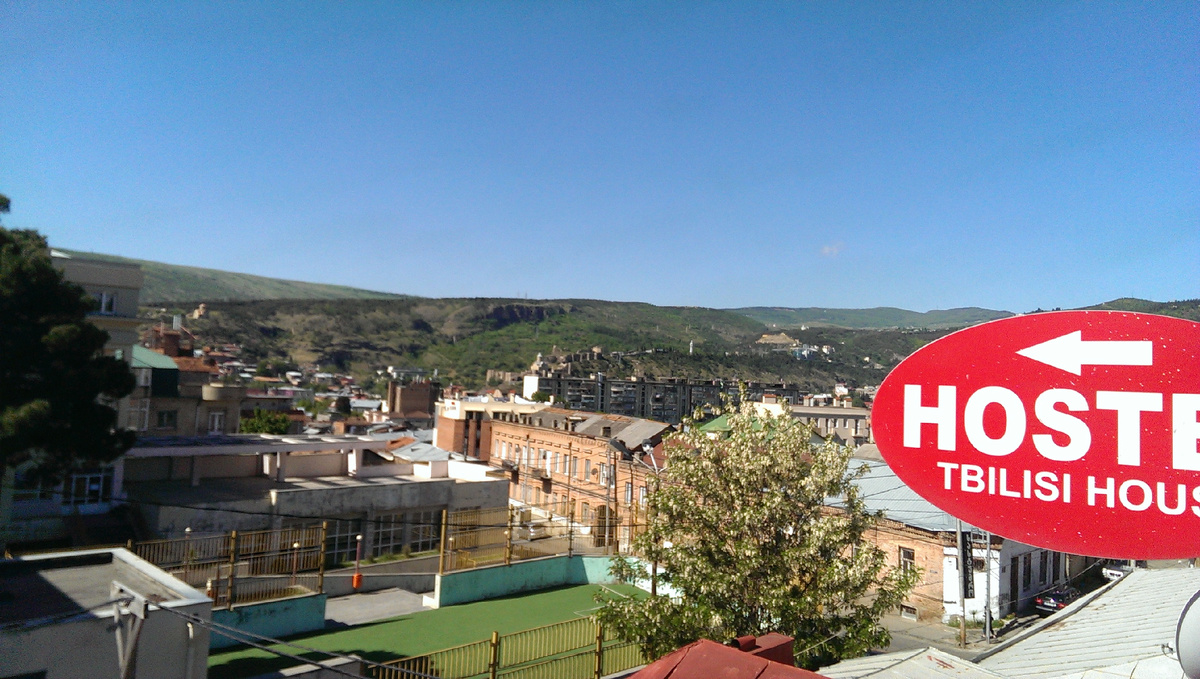 Вид с крыши хостела Тбилиси house