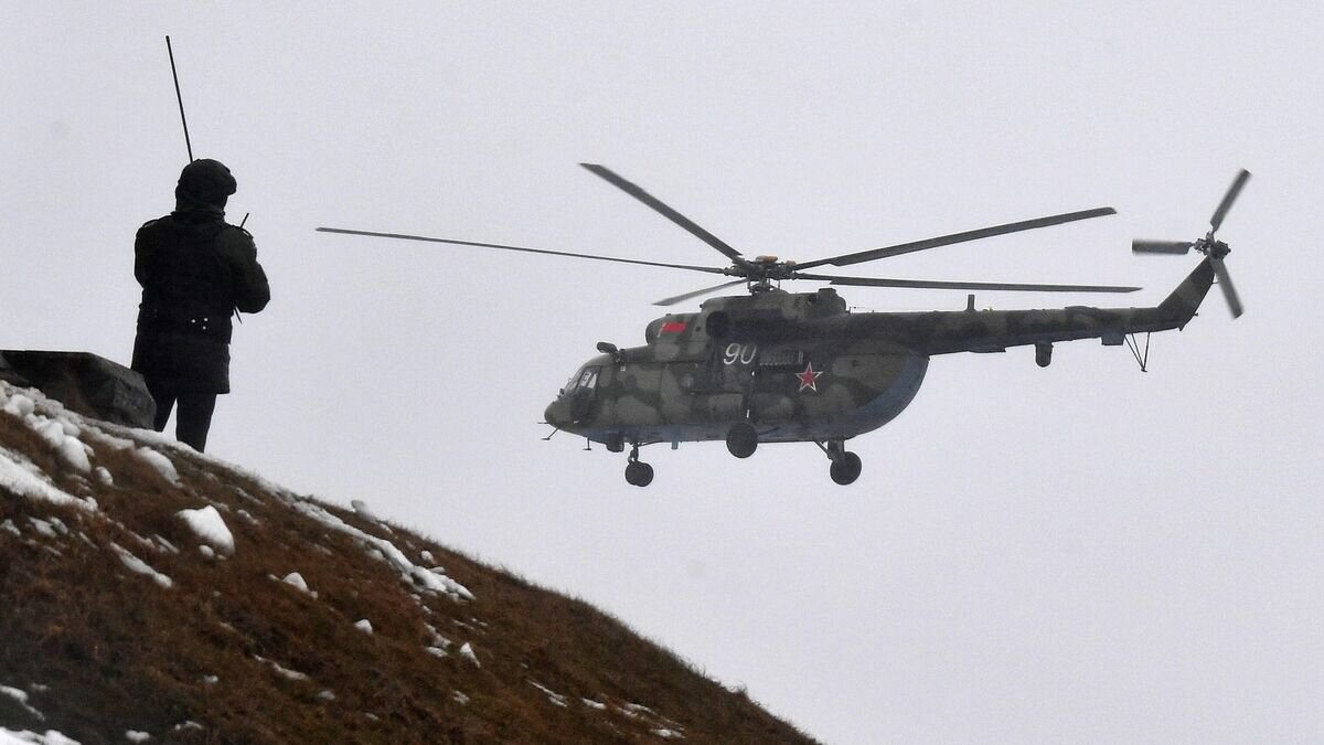    Вертолет Ми-8 во время учений вооруженных сил Белоруссии и России "Союзная решимость-2022" на полигоне "Осиповичский" в Могилевской области© Sputnik