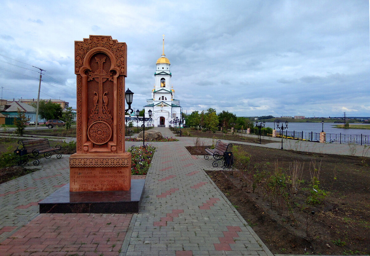 Вид на Свято-Троицкий собор с набережной