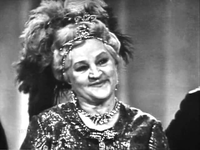 Гликерия Богданова-Чеснокова в роли примы Волны-Задунайской,  оперетта "Мы хотим танцевать", А. Петров