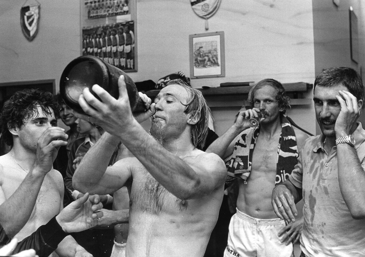 Чемпионская раздевалка «Рапида»: нападающий Кристиан Кеглевитц пьет из кубка, Анатолий Зинченко - за ним с маленькой рюмкой. 