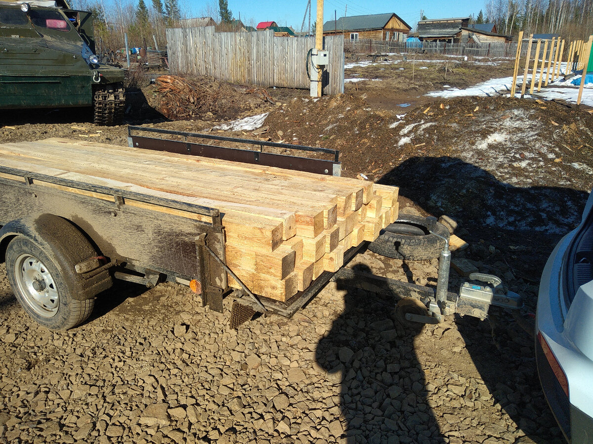 Брус 100*100 доставлял на своем прицепе.