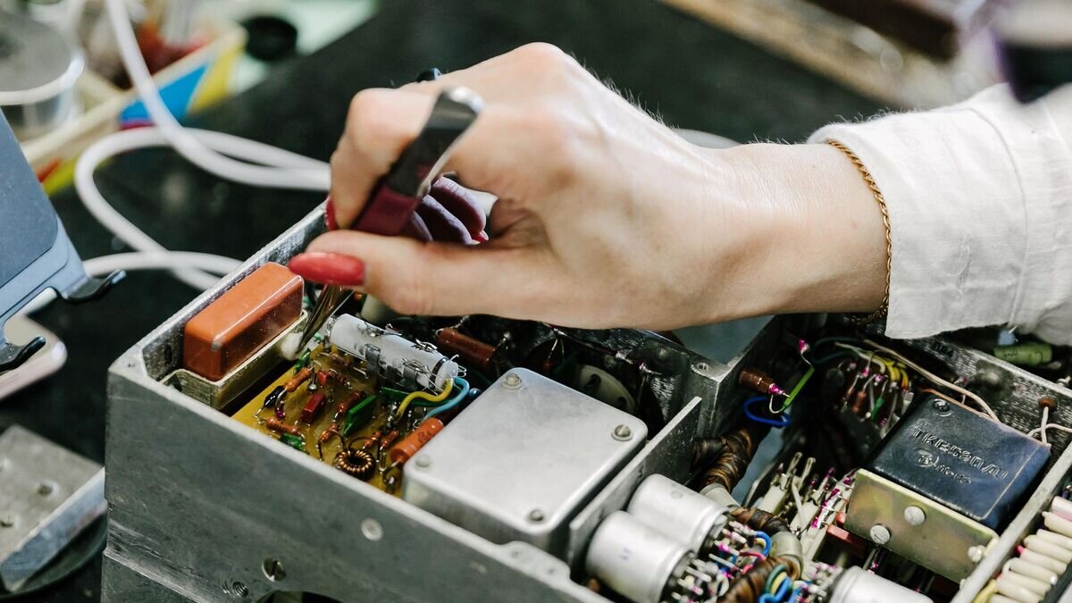    Инженер за работой в цехе по ремонту радиорелейных, космических и тропосферных средств связи производства© РИА Новости / Варвара Гертье