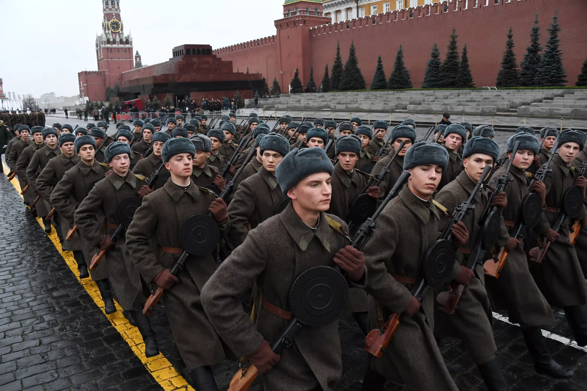 Солдат на параде в москве