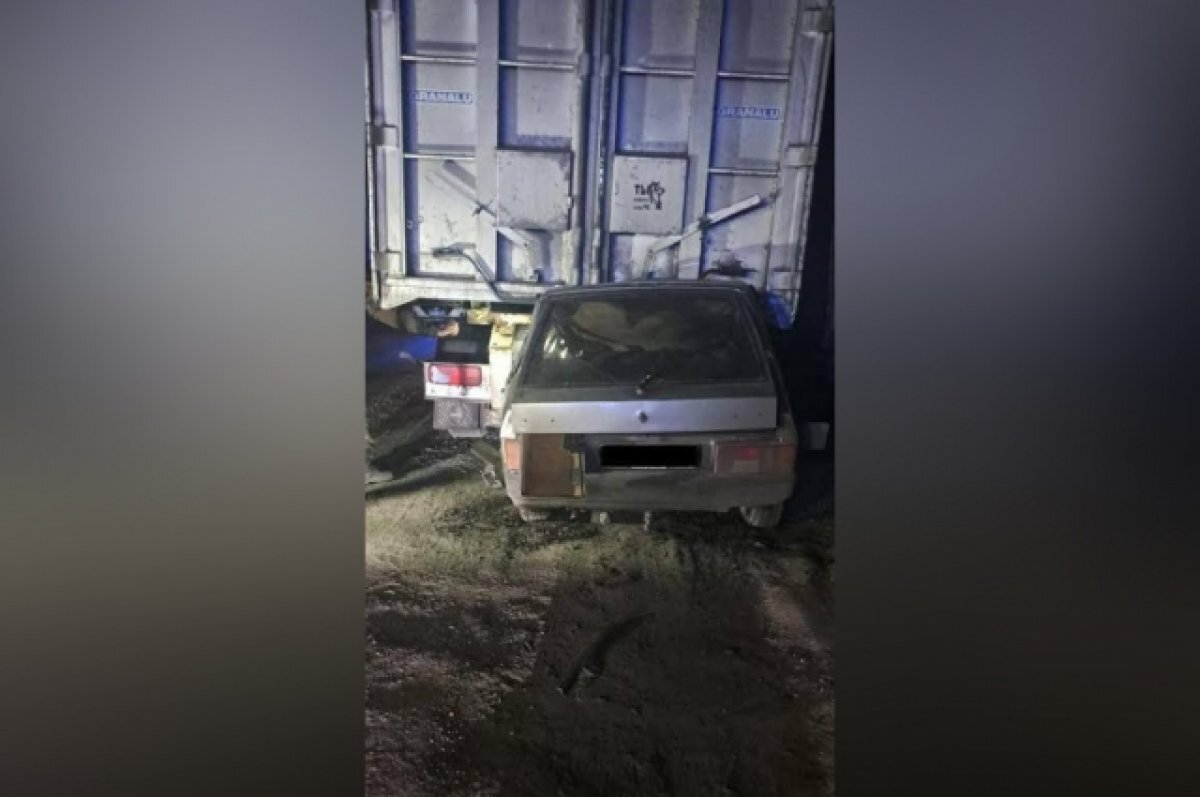    В воронежском селе ВАЗ врезался в припаркованный грузовик: водитель погиб