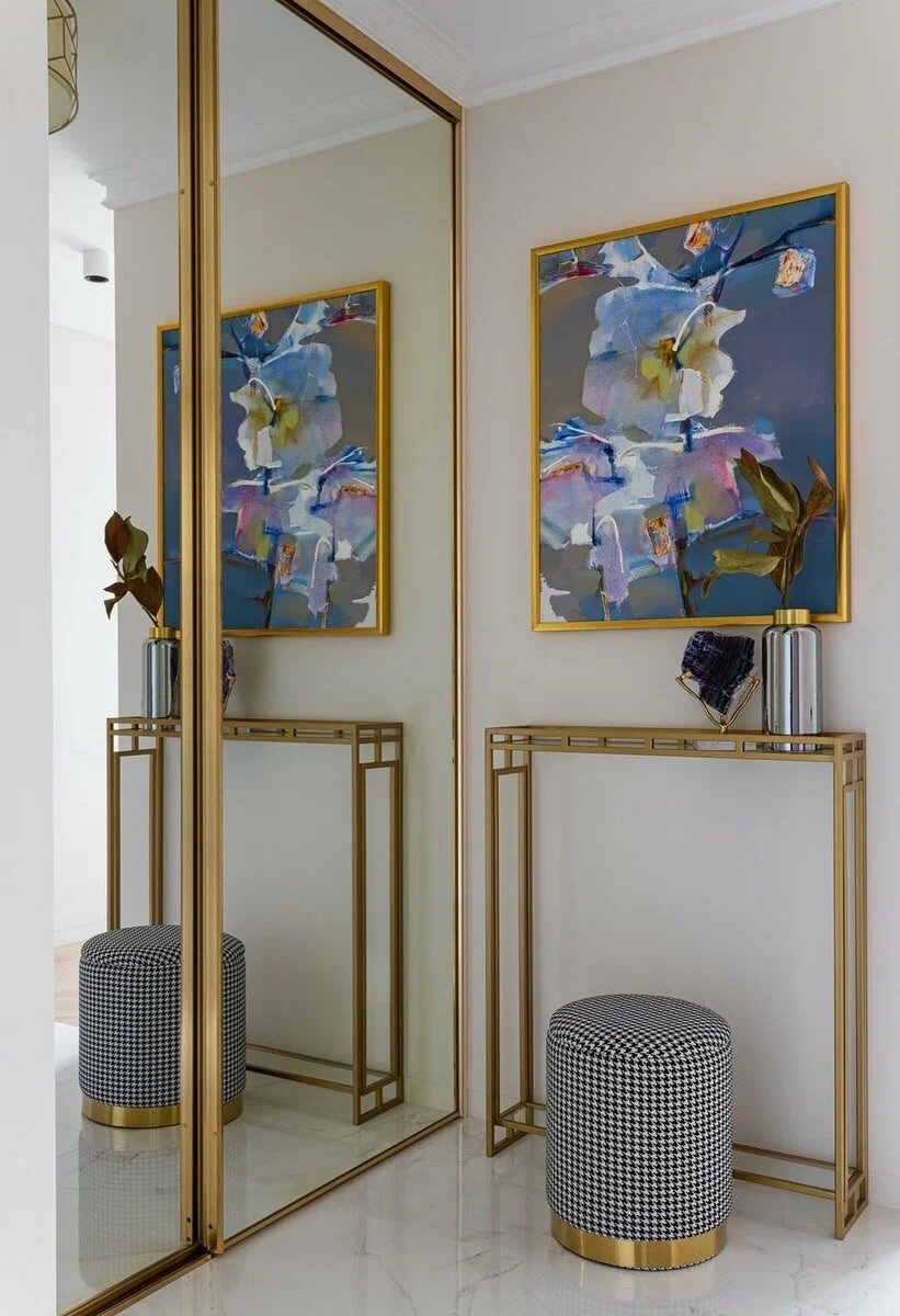 Зеркала, золотые детали и насыщенные цвета. Современный элегантный интерьер бывшей однушки 42 кв.м.
