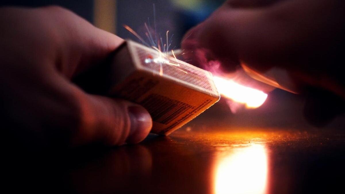   Человек поджигает спичку:pexels.com