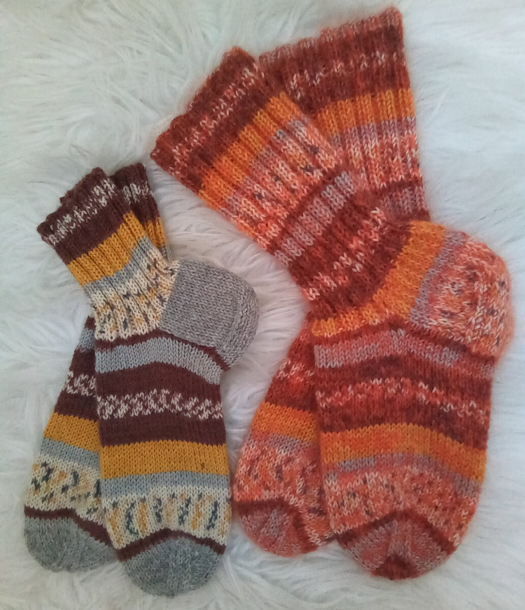 Две пары из одного мотка пряжи.