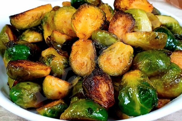 Перед началом  жарки брюссельскую капусту лучше слегка  отварить в воде, так она перестанет  горчить.