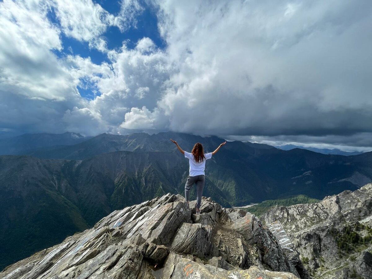 Все внутри нас! Чем мы наполнены, что транслируем в этот мир, чем наполняем пространство вокруг себя, то и получаем в ответ. 