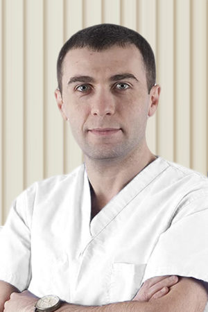 Начиная с 2004 года выполнил более 6500 операций на нос.