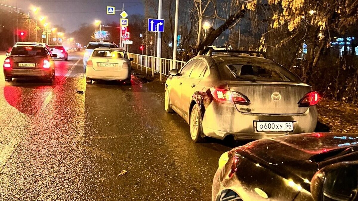     Массовая авария произошла накануне вечером в Тюмени на перекрестке улиц Алебашвской и Дружбы. Пострадали десять автомобилей. Об этом сообщили тюменцы в сообществе «ЧС Тюмень».