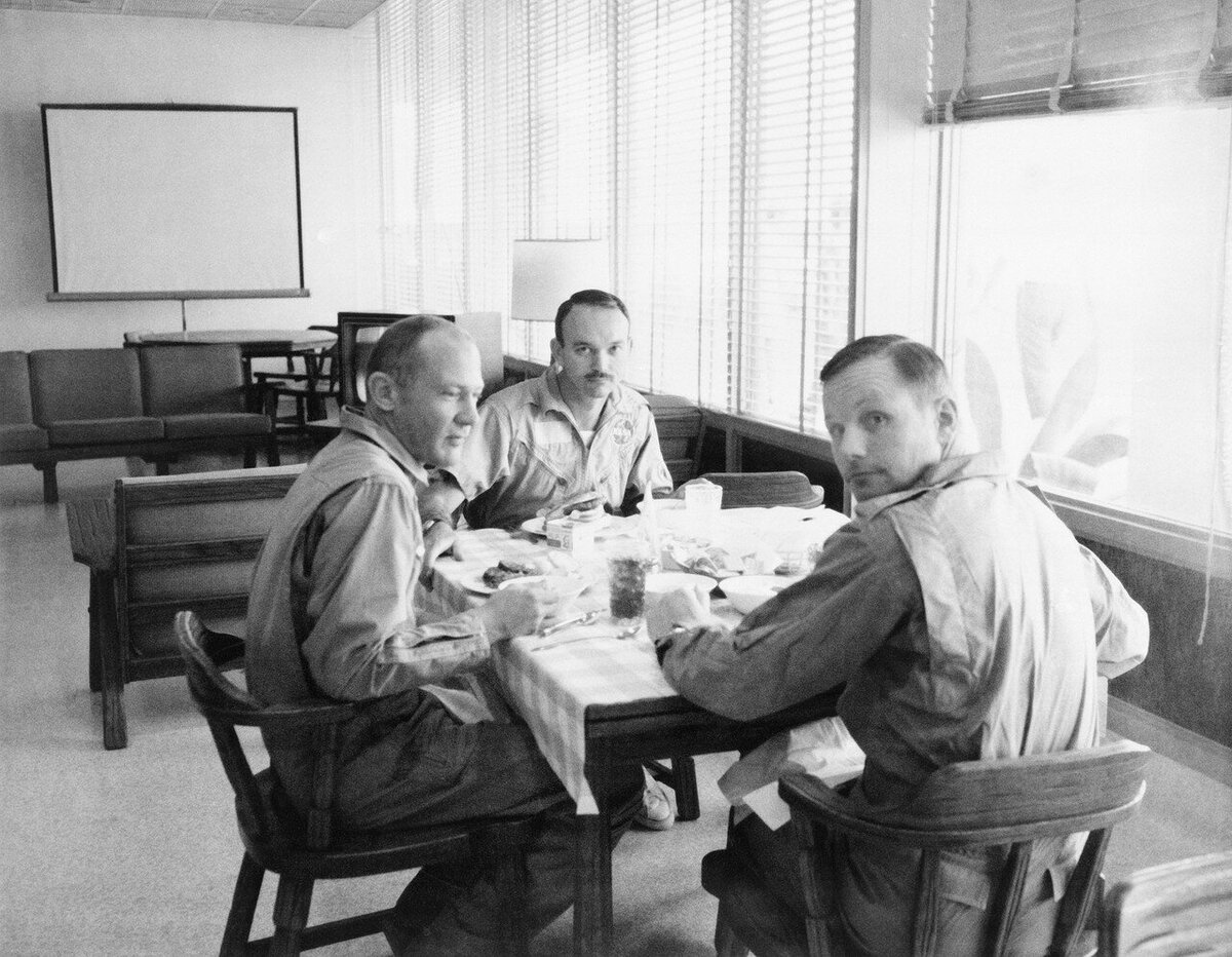 Астронавты миссии «Аполлон-11» соображают на троих в столовой по случаю успешного окончания экспедиции. Из открытых источников.