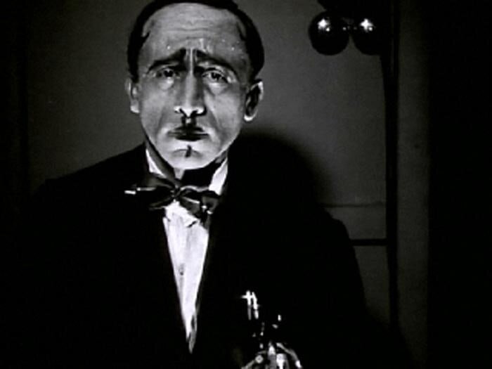 Влюбленный зав. канцелярским отделом