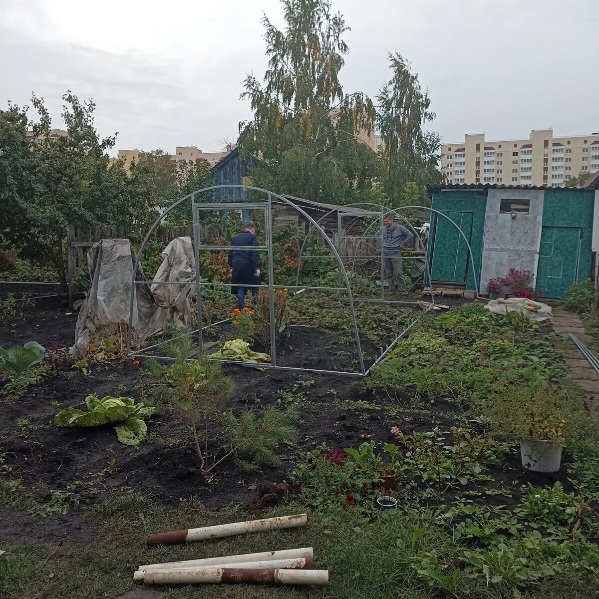 Решили ставить на сваи из бывших чугунных труб отопления. Теперь даже ураган не унесёт