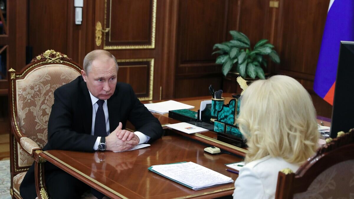    Президент РФ Владимир Путин и заместитель председателя правительства РФ Татьяна Голикова во время встречи© РИА Новости / Михаил Климентьев