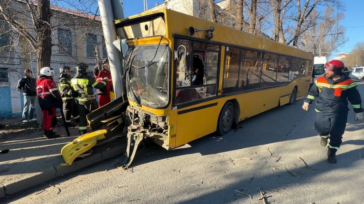    У столкнувшегося в Саратове со столбом автобуса отказали тормозаНовости Саратова и области – Сетевое издание «Репортер64»