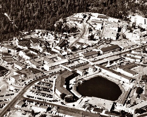 Вид с воздуха на Лос-Аламосскую национальную лабораторию. /фото реставрировано мной, изображение взято из открытых источников/