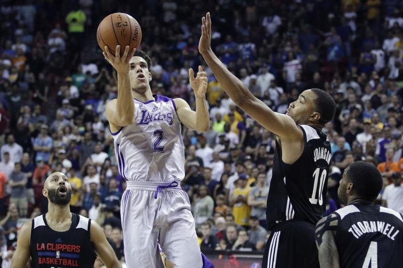 Летняя лига нба что это. Лонзо Болл баскетболист. Баскетбол ногой. Лига NBA. Фото с ногой в баскетболе.