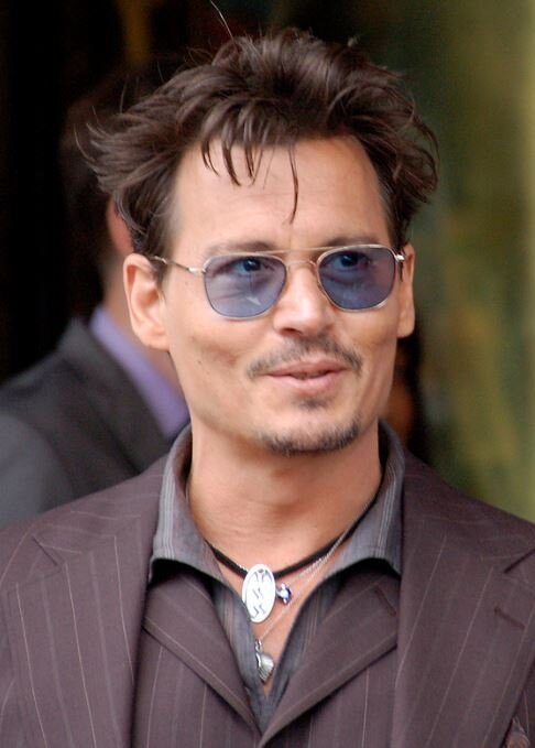  Джон Кри́стофер (Джо́нни) Депп II (англ. John Christopher «Johnny» Depp II; 9 июня 1963 года, Оуэнсборо (англ.) русск., Кентукки) — американский актёр, кинорежиссёр, музыкант, сценарист и продюсер.