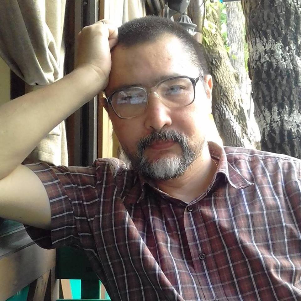 Живёт и работает в Алматы (Алма-Ате). Писатель и художник.
Учился в Открытой литературной школе Алматы (ОЛША) с 2015–2018 гг. Закончил курс прозы, курс детской литературы и специальный курс прозы больших форм.
Пишет детскую и взрослую прозу. Рассказы публиковались в электронных литературных журналах « Снежный ком», « Русская жизнь», « Зарубежные задворки», детском журнале « Пампасы», а также в альманахе « Literra nova magazine» и юбилейном сборнике прозы ОЛША (Открытая литературная школа Алматы) 2009 — 20019. В 2017 году вышла в свет книга « Гильгамеш из Кукурузного переулка». Книга выпущена издательством «Za-za verlag». В 2018 году, в майском номере бумажного журнала «Зарубежные задворки» посвящённого казахстанской литературе и графике вышел отрывок романа « Худой жник». С января 2019 года начал вести колонку эссе и живописи « В прямом контакте», в электронном журнале « Зарубежные задворки».
Учился в мастерской казахстанского художника Гани Баянова. Писательство и живопись считает разными формами упорядоченного мышления.
Участвовал в групповой центрально — азиатской выставке современного искусства « Альтернативные тезисы» (Esentai gallery 2018).
Персональная выставка с постоянной сменной экспозицией проводится в театре «Дом Культуры» в Алматы.
Некоторые картины участвовали в собственном проекте: « Встраивание в городской ландшафт» (Алматы 2018).
Чаще всего работает в жанре экспрессионизма, ситуативной абстракции.
Ситуативная абстракция — собственный термин художника. Художник убирает все намёки на разгадку ситуации помещая фигуру человека в ситуативный вакуум. Абстрагирование от ситуации придаёт картине широкую возможность интепретации зрителем.
В данный момент увлечён созданием картин персонажи которой находятся в мифическом пространстве идейного мира. Это платоновский мир идей, где идеи вещей одушевлены и обладают разумом.