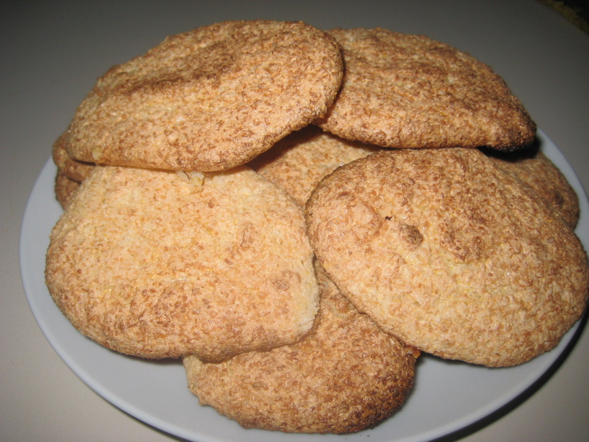 Хочу рассказать вам, как приготовить печенье с кокосовой стружкой. Печенье, приготовленное по этому рецепту, получается нежным и вкусным. И что немаловажно, низкокалорийным.