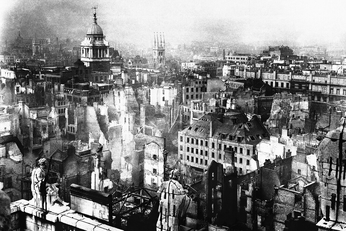 Лондон после. Бомбардировка Лондона 1940. Бомбежка Лондона в 1940. Бомбежка Лондона вторая мировая. Руины Лондона 1941.