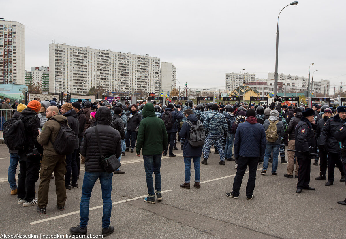 1. Меры безопасности в этот раз были чрезвычайно серьёзными. Заключались они в том, что каждого входящего на территорию марша "шмонали" долго и безжалостно. Признаться, давно такого не видел. В конце концов, в тот момент, когда довольно приличное количество народу ещё не успело пройти, появились ОМОНовцы и объявили, что "финита ля комедия", расходимся, мол. Что ж, хорошее начало.

