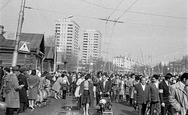 Наш дом на заднем плане, за двумя высотками