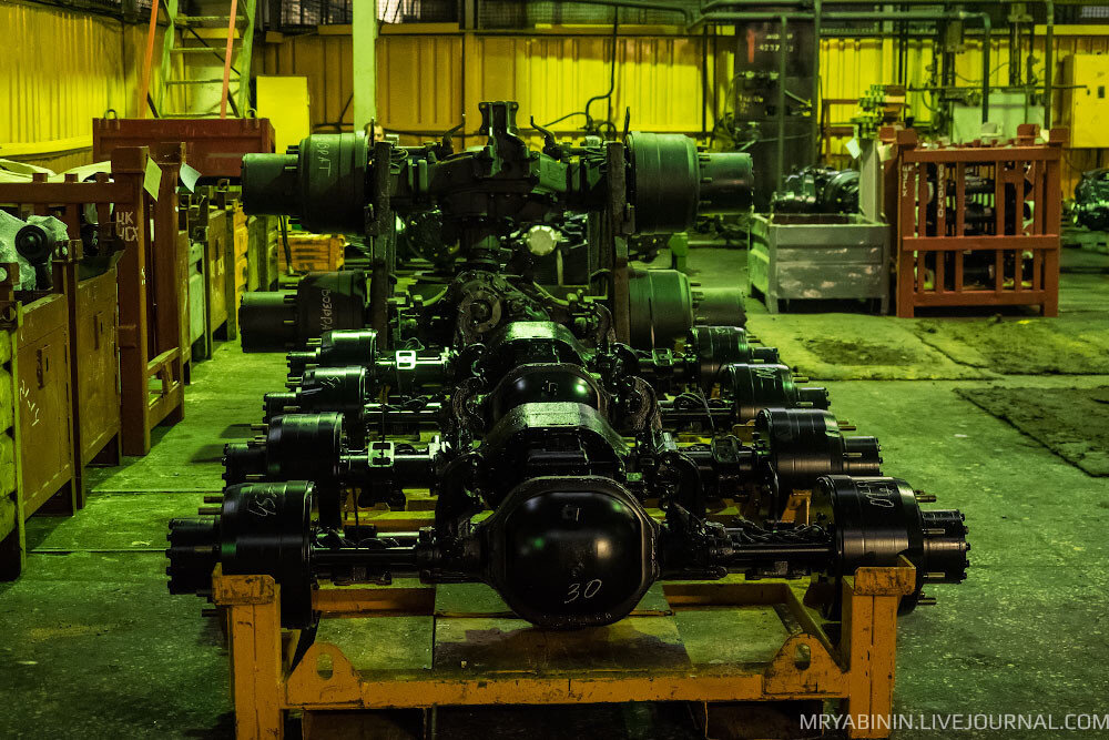 Маз-529 на заводе. Сборка маза. Завод маз в минске. Сборка маза. Завод маз в белоруссии.