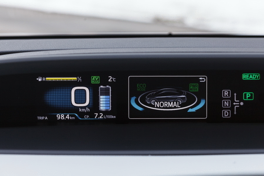 Панель приборов выводит массу параметров и необходимую информацию об автомобиле