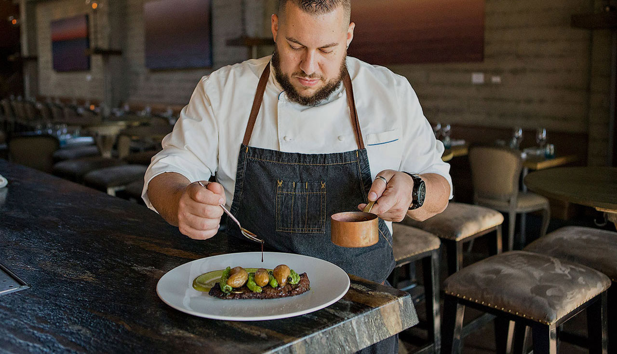 Повар на кухне. Повар оливер джеймс. Шеф повар на дом. Шеф-повар. Повар профессионал.