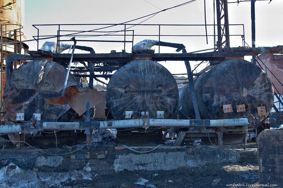 01. Ёмкости для горячего битума. В них находится битум, расходуемый установкой. Температура 160-180 градусов Цельсиевых. В фас.

