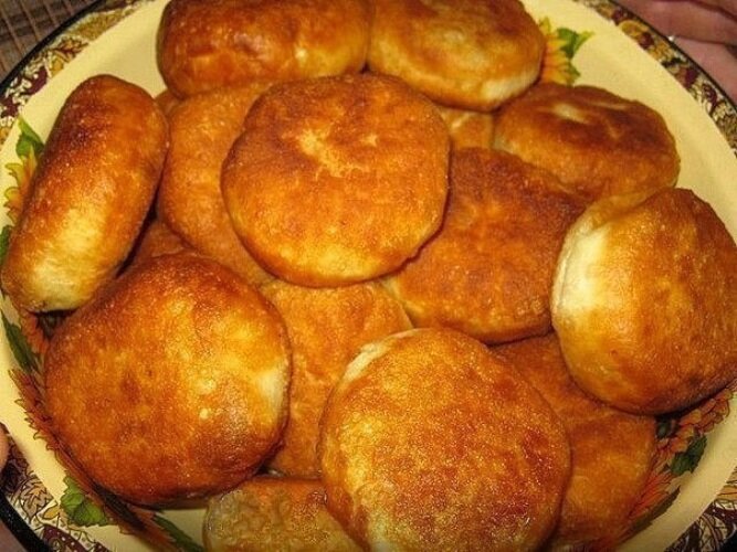 Беляши с мясом на сковороде. Фарш для беляшей. Беляши домашние на сковороде. Жареные беляши домашние.